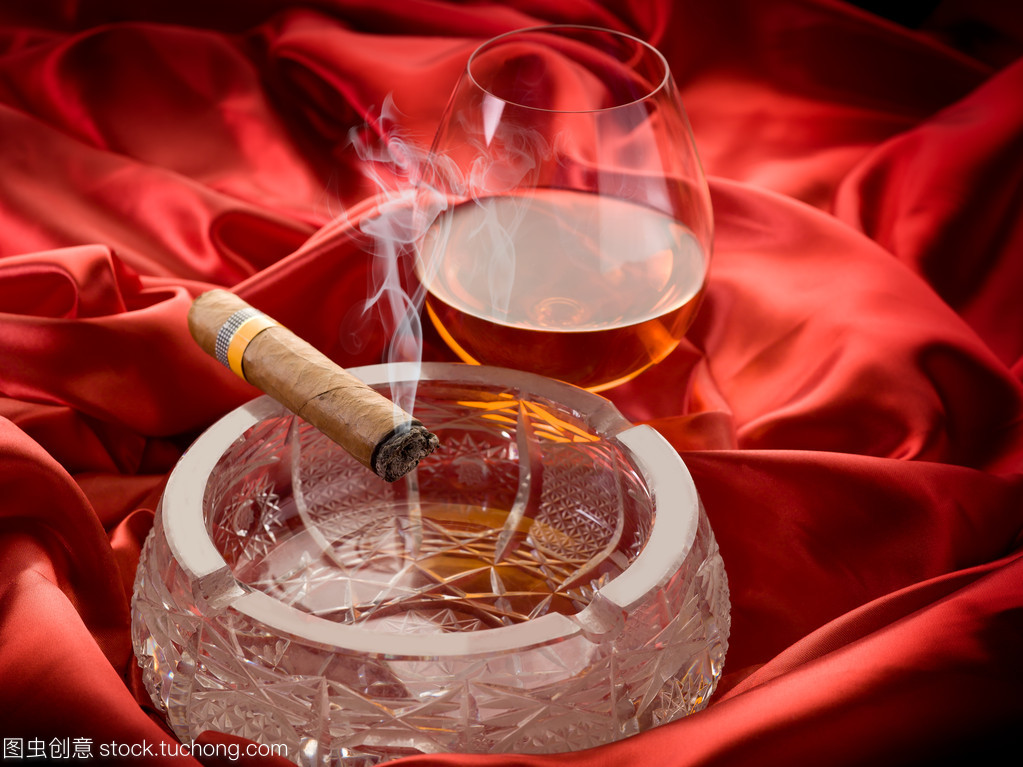 古巴雪茄與玻璃酒紅色緞面 預包裝食品的跨界美學與消費隱喻